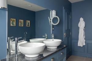 A bathroom at The Angel Inn, Petworth 