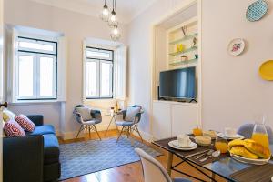 TV a/nebo společenská místnost v ubytování LovelyStay - Cozy 3BDR Apartment in Estrela