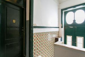 Koupelna v ubytování LovelyStay - Cozy 3BDR Apartment in Estrela + 28 fotografií