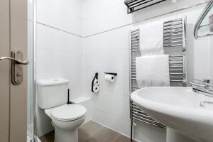 uma casa de banho branca com um WC e um lavatório em Crazy Fox Hurley Boutique B&B em Marlow