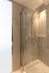 La salle de bains est pourvue d'une douche avec une porte en verre. dans l'établissement Blue Dreams YourHostHelper, à Cannes