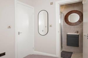 La salle de bains est pourvue d'une douche, d'un lavabo et d'un miroir. dans l'établissement Blackbird Luxury 2 Bed Accommodation Room 7, à Blackpool