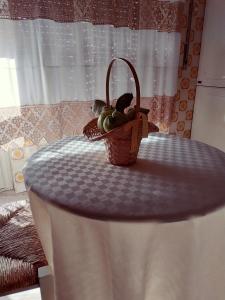 un cesto di frutta seduto sopra un tavolo di b&b Mundè a Oliena