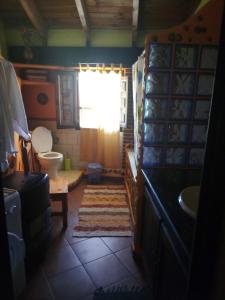 uma casa de banho com um WC, um lavatório e uma janela em LA MANDUCA em Teruel