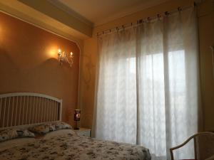 sypialnia z łóżkiem i oknem w obiekcie B&B COLOSSEO w mieście Cosenza