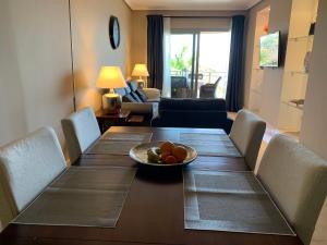 einen Esstisch mit einer Obstschale darauf in der Unterkunft Apartamento Balcón del Puerto in Tazacorte