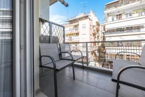 uma varanda com cadeiras e vista para um edifício em Flaneur, Nilie Hospitality MGMT em Tessalónica