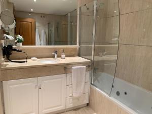 Ein Badezimmer in der Unterkunft Apartamento Balcón del Puerto