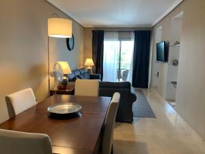 ein Wohnzimmer mit Esstisch und Couch in der Unterkunft Apartamento Balcón del Puerto in Tazacorte