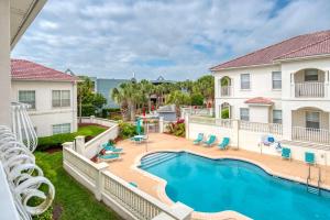 una imagen de una piscina en una casa en Way Down in Kokomo, en St. Augustine