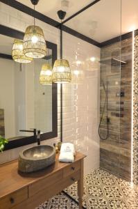 a bathroom with a sink and a shower with chandeliers at Sun&Sport apartament U MONI super lokalizacja niedaleko wyciągu in Szczyrk