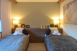 a bedroom with two twin beds and two lamps at Sun&Sport apartament U MONI super lokalizacja niedaleko wyciągu in Szczyrk