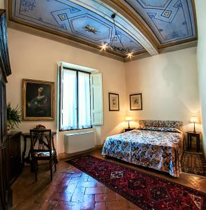 1 dormitorio con cama y techo artesonado en Hotel Santa Caterina, en Siena