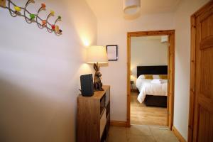 Кровать или кровати в номере Covenham Holiday Cottages