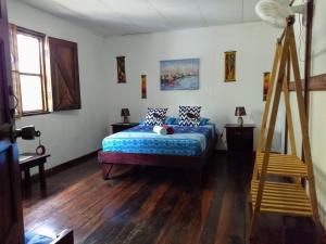 Un dormitorio con una cama y una escalera. en Sunset Chill Out Bed & Breakfast, en Sámara