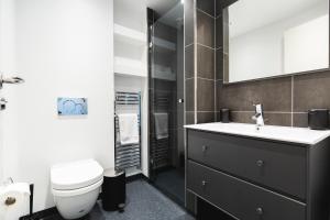 イルリサットにあるホテル アイスフィヨルドのバスルーム(洗面台、トイレ、鏡付)