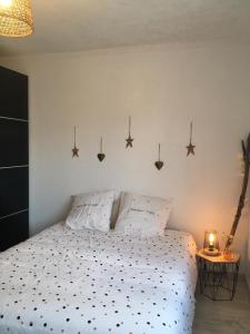 um quarto com uma cama com estrelas na parede em Appartement proche plage et commerces em Royan
