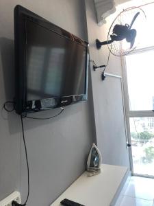 einen Flachbild-TV, der an einer Wand hängt in der Unterkunft Have A Nice Rio in Rio de Janeiro