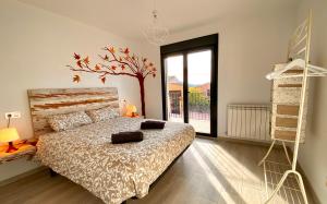 A bed or beds in a room at Las Casetas de Mateu