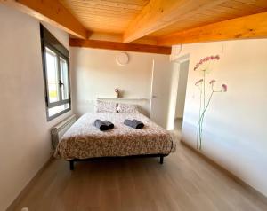 A bed or beds in a room at Las Casetas de Mateu