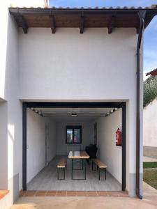A television and/or entertainment centre at Las Casetas de Mateu