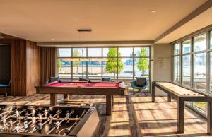 Τραπέζι μπιλιάρδου στο Global Luxury Suites East Boston