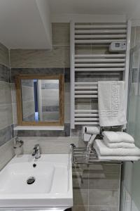 Bilik mandi di Appart'Hôtel Sainte Trinité