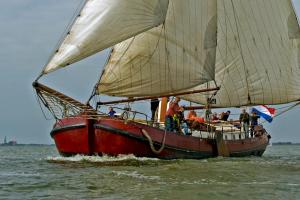 un grupo de personas en un velero en el agua en De Onderneming, en Zwartsluis