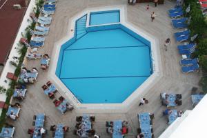 Una vista aérea de una piscina con mesas y sillas. en Elysee Beach Hotel, en Alanya