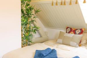 a bed in a room with a plant at Stylish City apartments Middelburg in Middelburg