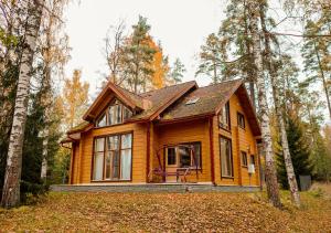 MatiskalaにあるЦарская Усадьбаの森の中の木造家屋