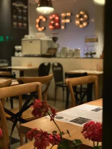 Um restaurante ou outro lugar para comer em ApartHostel Warszawa