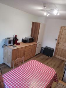 a kitchen with a table and a microwave on a counter at Apartment Auszeit mit Küche viel Ruhe und Natur in Untrasried