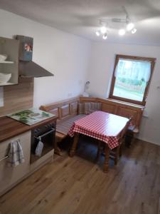 una cucina con tavolo e tavolo e una finestra di Apartment Auszeit mit Küche viel Ruhe und Natur a Untrasried