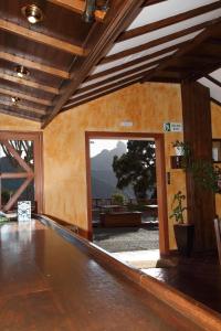 Habitación con vistas a la montaña a través de una puerta en VACACIONAL LA TEA THE BEST LOCATION and THE BEST VIEWS, en Tejeda
