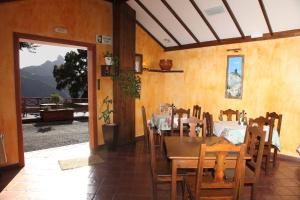 ein Esszimmer mit einem Tisch und Stühlen mit Aussicht in der Unterkunft VACACIONAL LA TEA THE BEST LOCATION and THE BEST VIEWS in Tejeda