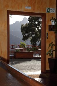 een open deur naar een patio met uitzicht op een berg bij VACACIONAL LA TEA THE BEST LOCATION and THE BEST VIEWS in Tejeda