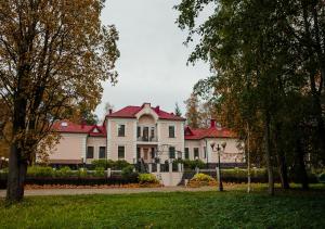 MatiskalaにあるЦарская Усадьбаの赤屋根の大白屋敷