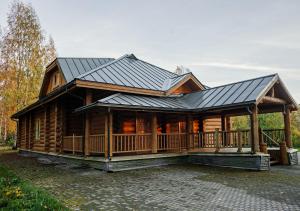 MatiskalaにあるЦарская Усадьбаの金属屋根の丸太小屋