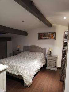 een slaapkamer met een bed en twee nachtkastjes bij Calenco des Carlenes in Tarascon