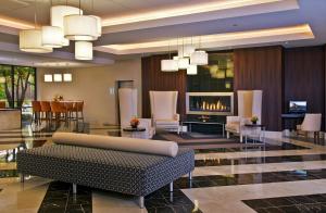 O zonă de relaxare la Crowne Plaza Suffern-Mahwah, an IHG Hotel