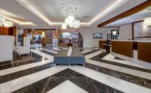 Predvorje ili recepcija u objektu Crowne Plaza Suffern-Mahwah, an IHG Hotel