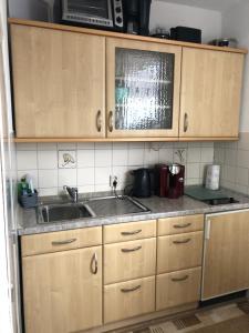 cocina con fregadero y microondas en Ferienwohnung Rapunzel, en Altenau