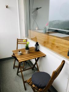 una mesa de madera y una silla junto a una ventana en Ferienwohnung Rapunzel, en Altenau