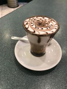 uma chávena de café num prato numa mesa em CASA PIERA em Acciano
