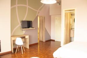 Televiisor ja/või meelelahutuskeskus majutusasutuses Hotel Sandmelis