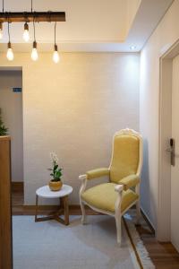 Avelar的住宿－9 Quartos Alojamento，走廊上的椅子和桌子