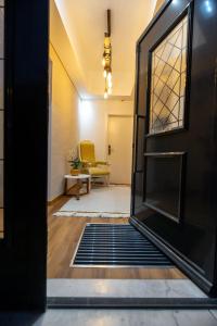 otwarte drzwi do salonu z żółtym krzesłem w obiekcie 9 Quartos Alojamento w mieście Avelar
