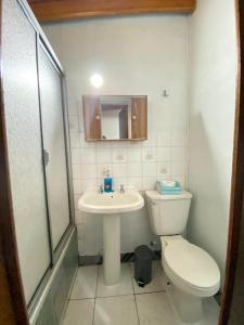 uma casa de banho com um WC e um lavatório em Hostal Traveland em Pichilemu