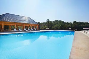 una grande piscina con sedie e gazebo di Crowne Plaza Resort Asheville by IHG ad Asheville
